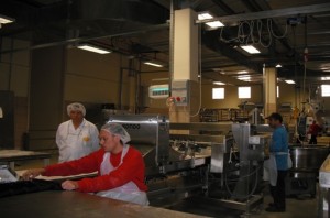 אחד מקווי הייצור החדישים במפעל המאפים, בא.ת אריאל מערב.