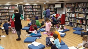 פעילות לילדים ולהורים בספריית הילדים הנמצאת במפלס הראשון של הספרייה