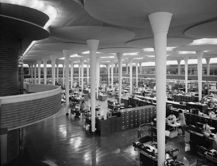 Johnsonwax : קומת משרדים פתוחה בבנין ג'ונסון-ווקס בתכנון האדריכל פרנק לויד רייט  1939, צילום : wikicommons