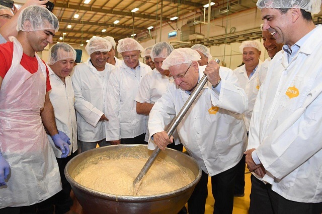 נשיא המדינה ראובן ריבלין במפעל הטחינה אחוה צילום: מארק ניימן לעמ